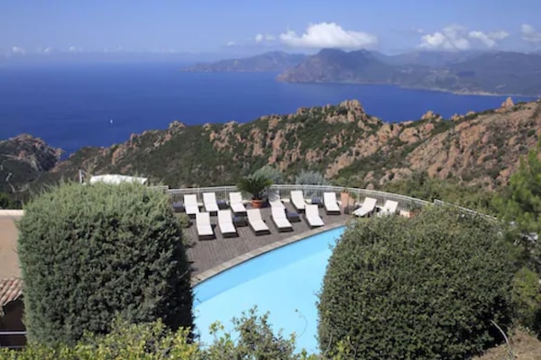 Außenpool (je nach Saison geöffnet), Sonnenschirme, Liegestühle