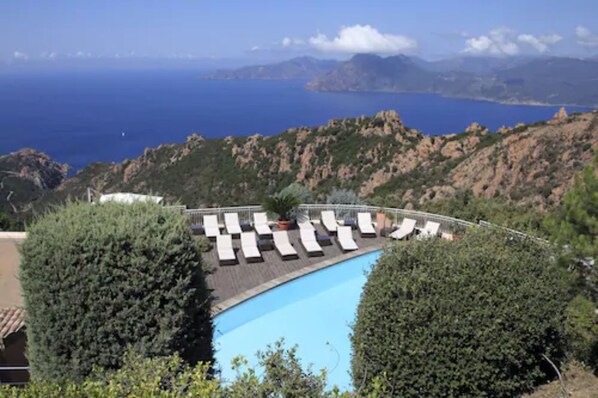 季節性室外泳池;泳池傘、躺椅