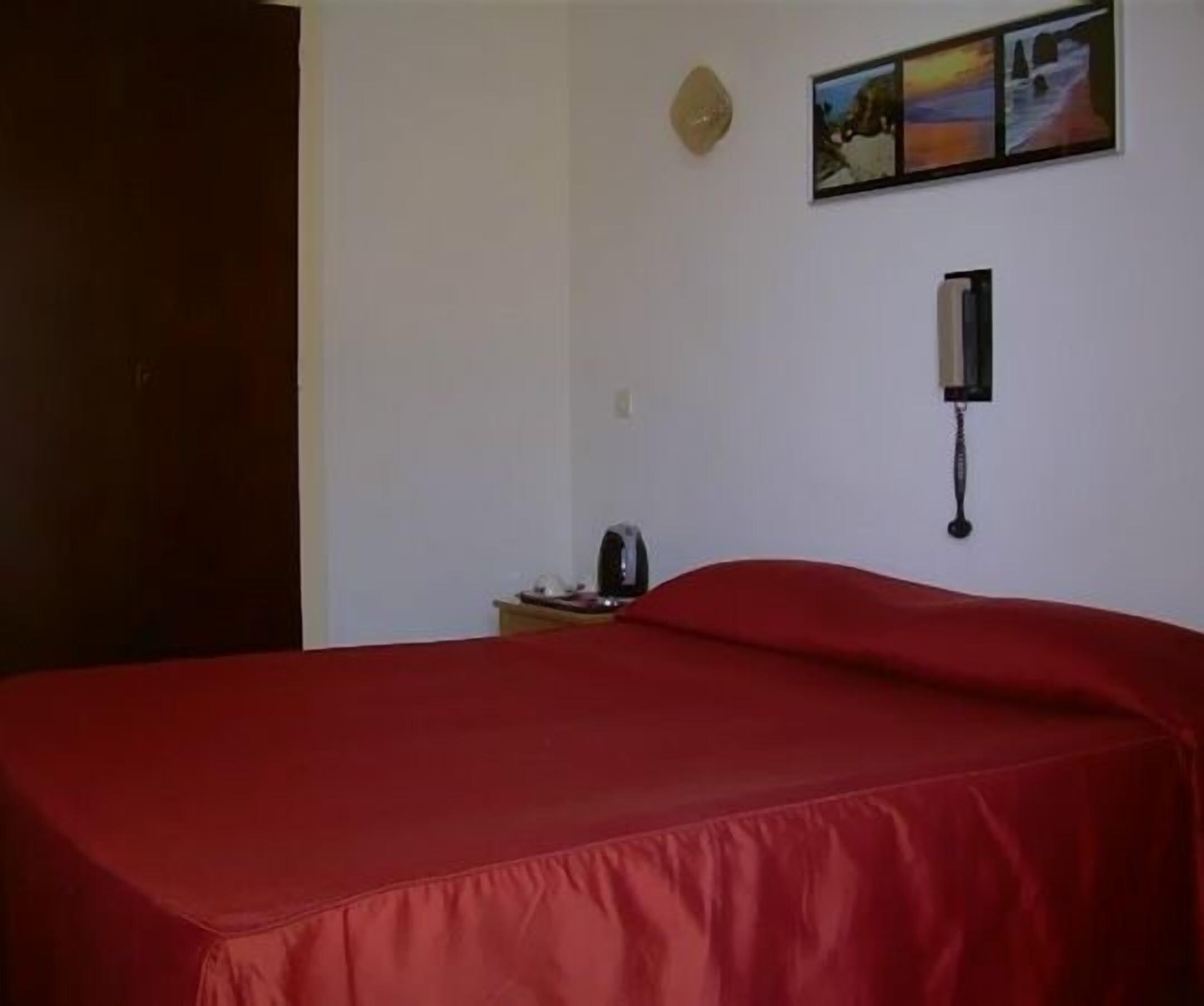 double room | 1 bedroom, desk, iron/ironing board, free cots/infant beds