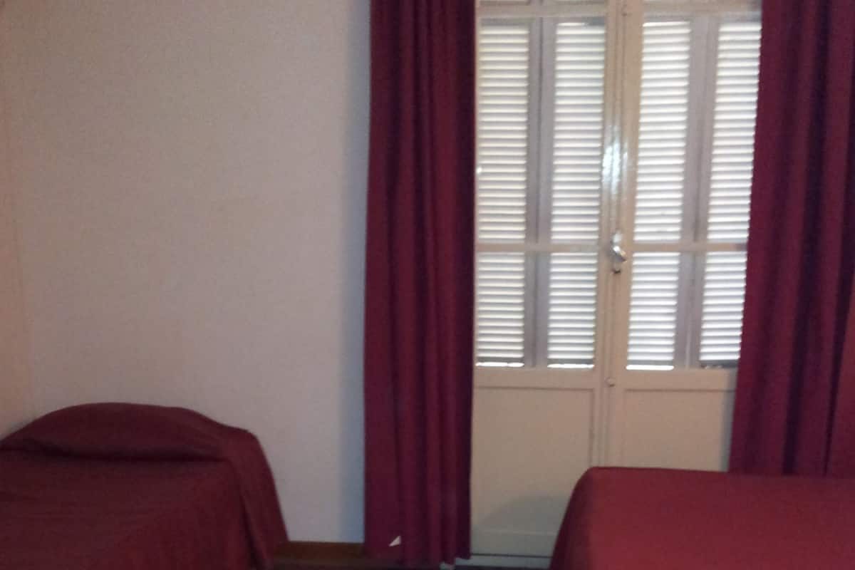 Habitación cuádruple | Escritorio, tabla de planchar con plancha y cunas gratuitas