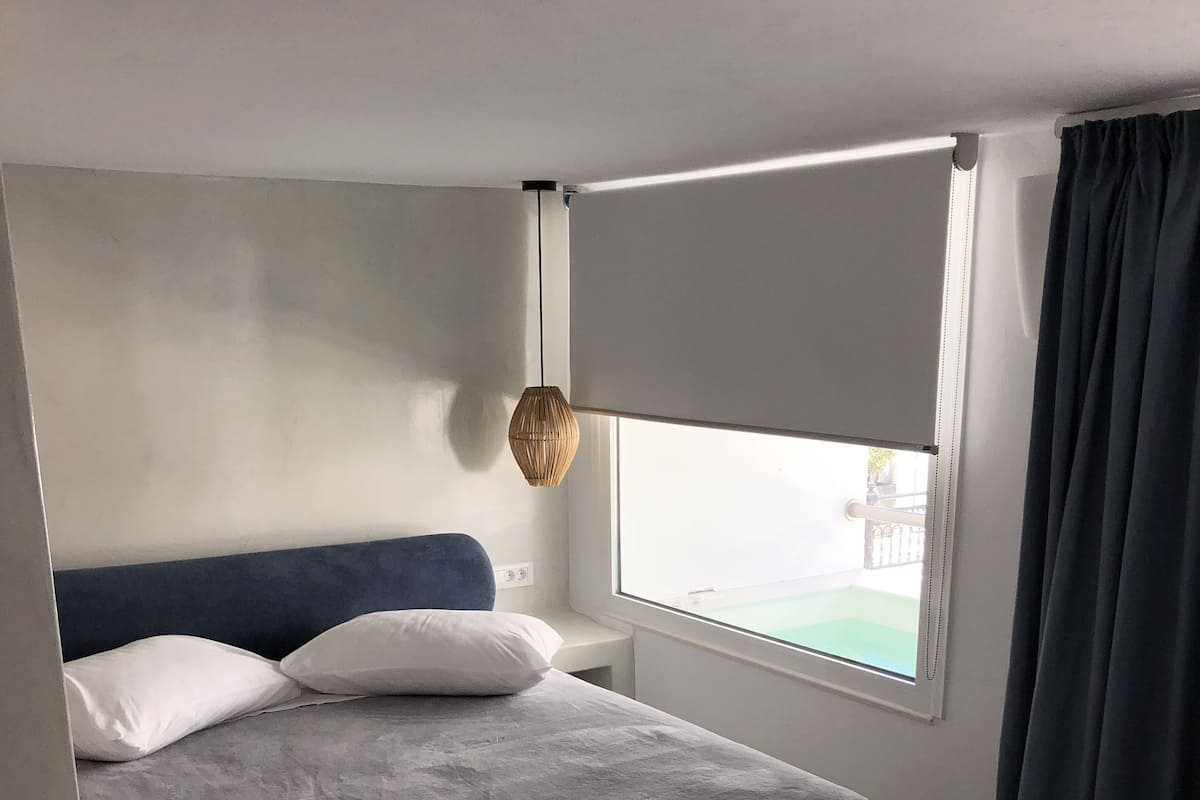 Superior Double room,Hot tub(Outdoor-split level) | Pengeskab på værelset, mørklægningsgardiner, lydisolering