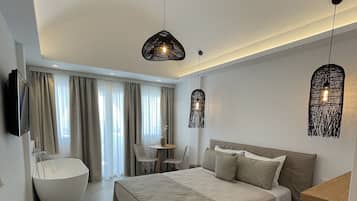 Suite with Outdoor Hot Tub and Sea View | Una cassaforte in camera, tende oscuranti, insonorizzazione