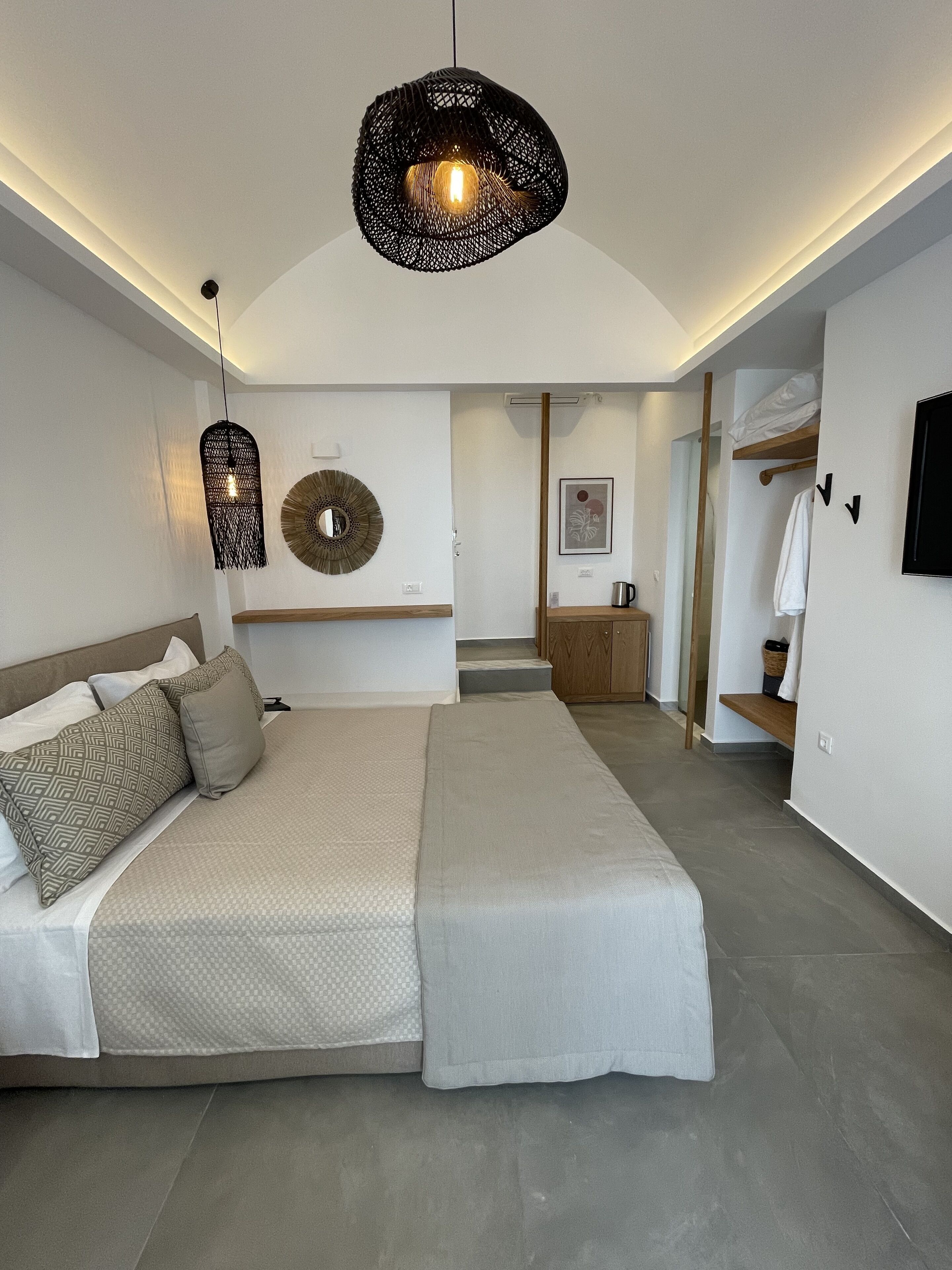 Suite with Outdoor Hot Tub and Sea View | Safe på rommet, blendingsgardiner, lydisolert og strykejern/-brett