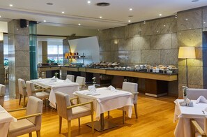 Phục vụ bữa sáng, bữa trưa và bữa tối 