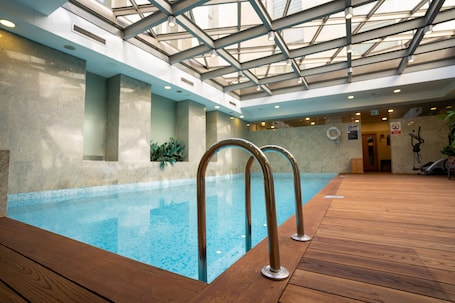 Indoor pool. Izmir Ontur Hotel - Boutique Class