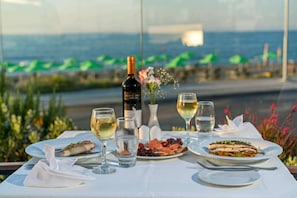 Breakfast, lunch and dinner served - Pearl Beach Hotel (Rethymno)