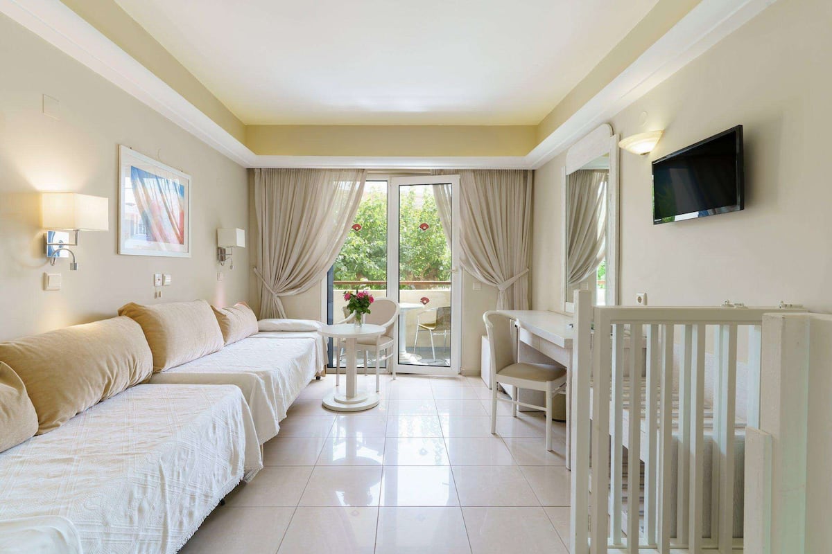 Family Suite Split Level with Street View | 1 kamar tidur, seprai katun Mesir, seprai premium, dan busa memori
