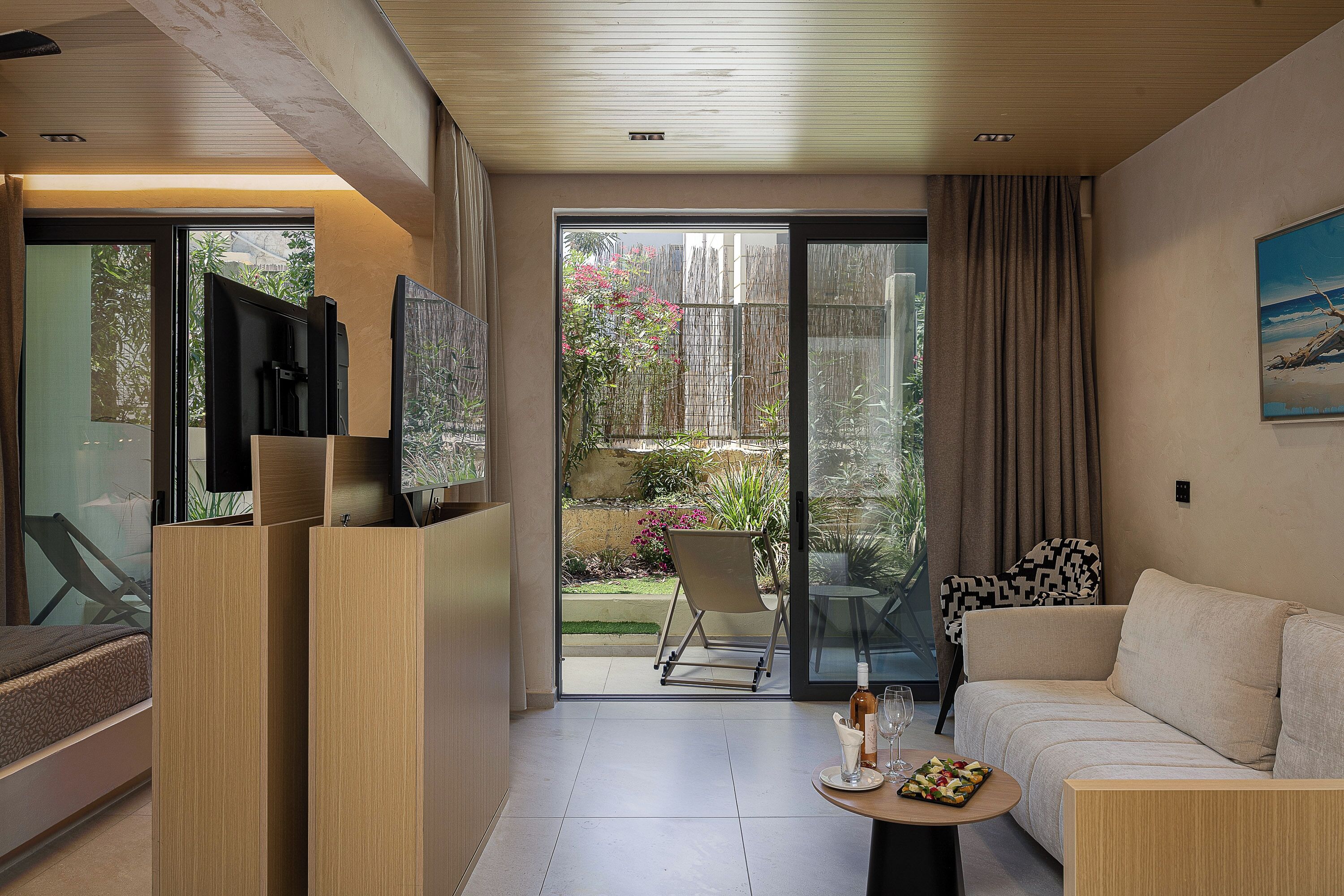 Junior Suite | Egyptian cotton sheets, premium bedding, memory foam beds, minibar