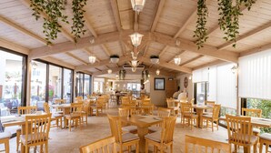 Breakfast, lunch and dinner served - Pearl Beach Hotel (Rethymno)