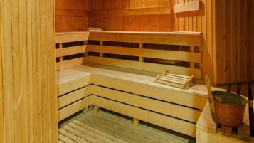 Una sauna de madera con bancos y un asiento de banco.