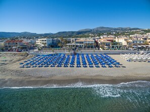 On the beach, sun loungers, beach umbrellas - Pearl Beach Hotel (Rethymno)