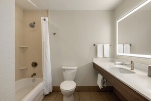 Un baño moderno con bañera, inodoro y lavabo.