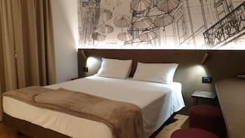 Minibar, Zimmersafe, individuell eingerichtet, Schreibtisch