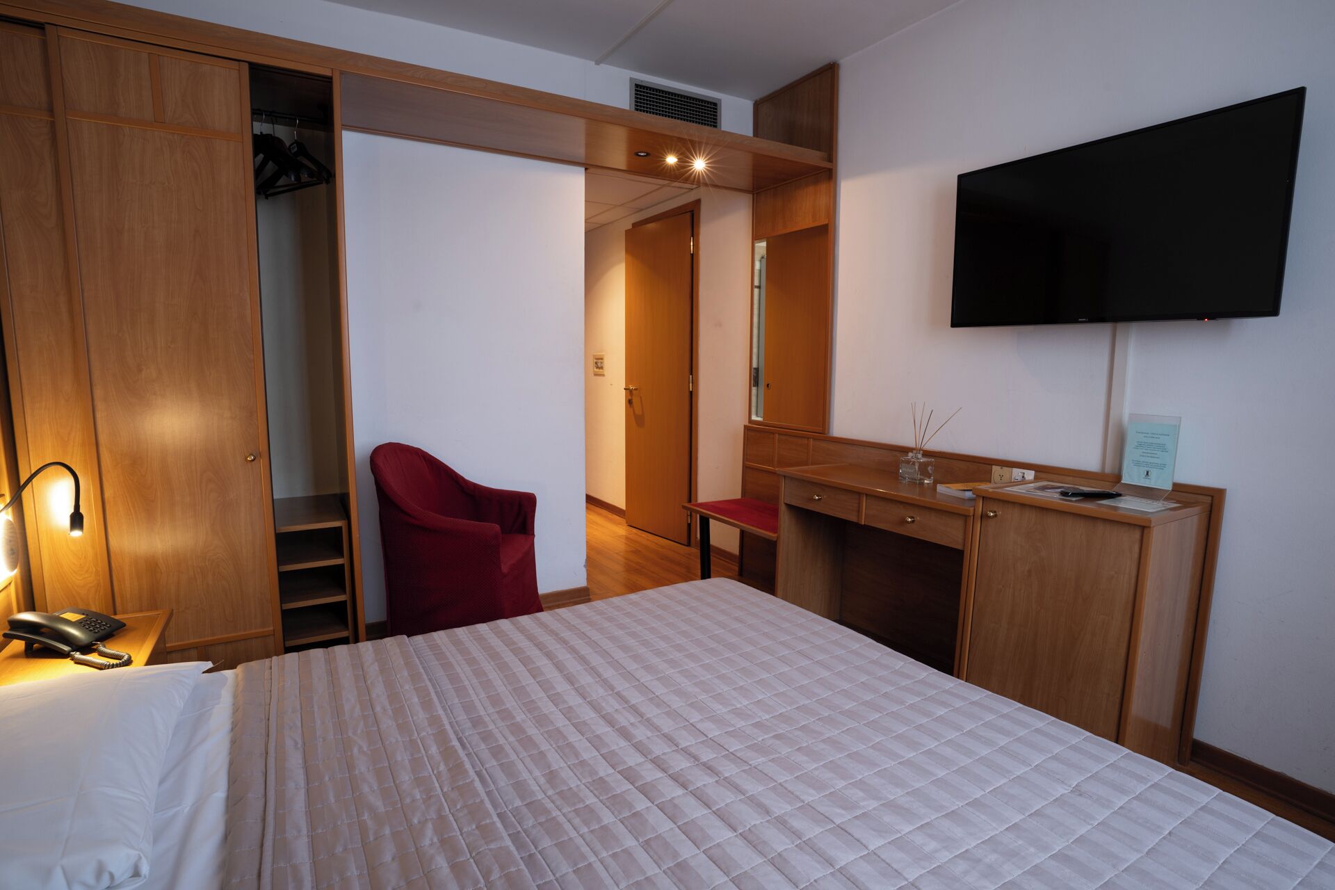 Minibar, caja de seguridad en la habitación y muebles diferentes 