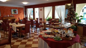 週末供應現點現煮早餐  (每人 EUR9)