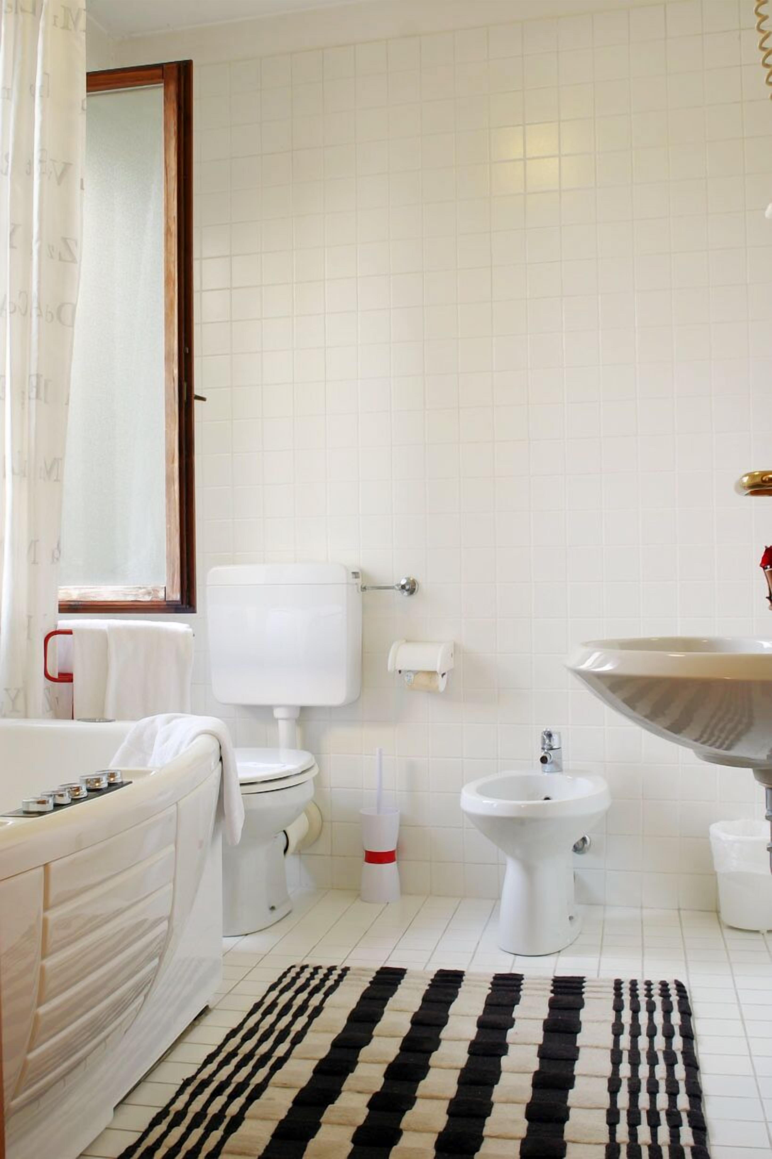 standard room | bathroom | rainfall showerhead, free toiletries, hair dryer, bidet