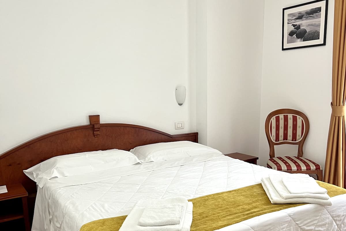 Economy-Doppelzimmer | Hochwertige Bettwaren, Minibar, Zimmersafe, kostenloses WLAN
