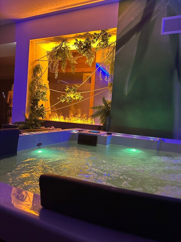 Sauna, hot tub, massages