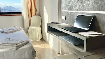 Phòng đôi hoặc 2 giường đơn phong cách cổ điển | Trang thiết bị văn phòng tại phòng