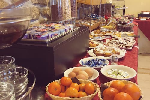 Tägliches Frühstücksbuffet gegen Gebühr