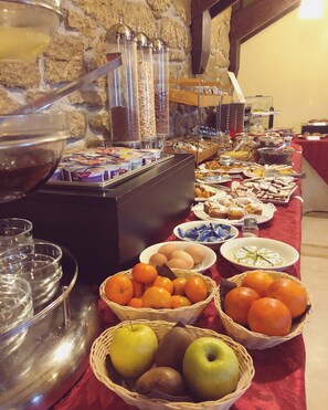 Frukostbuffé varje dag (EUR 12.00 per person)