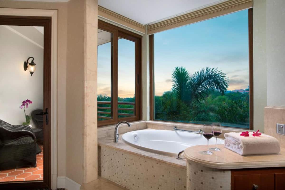 1 bedroom, premium bedding, down duvets, minibar