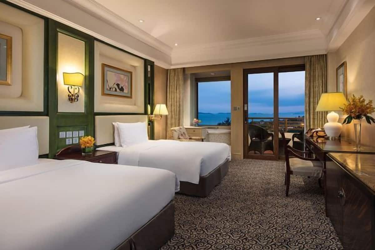 1 bedroom, premium bedding, down comforters, minibar