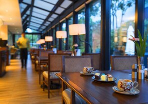 3 restaurantes; se sirven desayunos, comidas y cenas