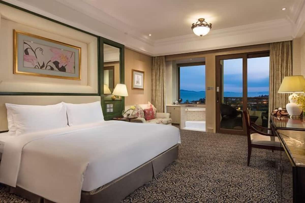 1 bedroom, premium bedding, down comforters, minibar