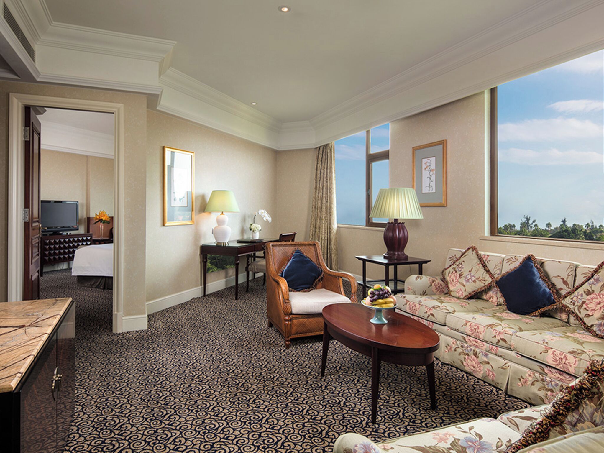 senior suite | living room | lcd tv, books