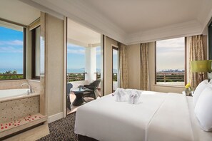 Romantic Suite | Premium bedding, down comforters, minibar, in-room safe - Seaview Resort Xiamen (Xiamen)