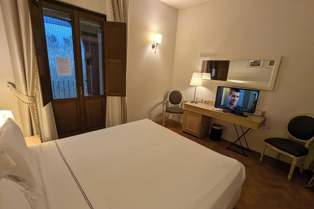 Een minibar, een kluis op de kamer, een bureau, een laptopwerkplek