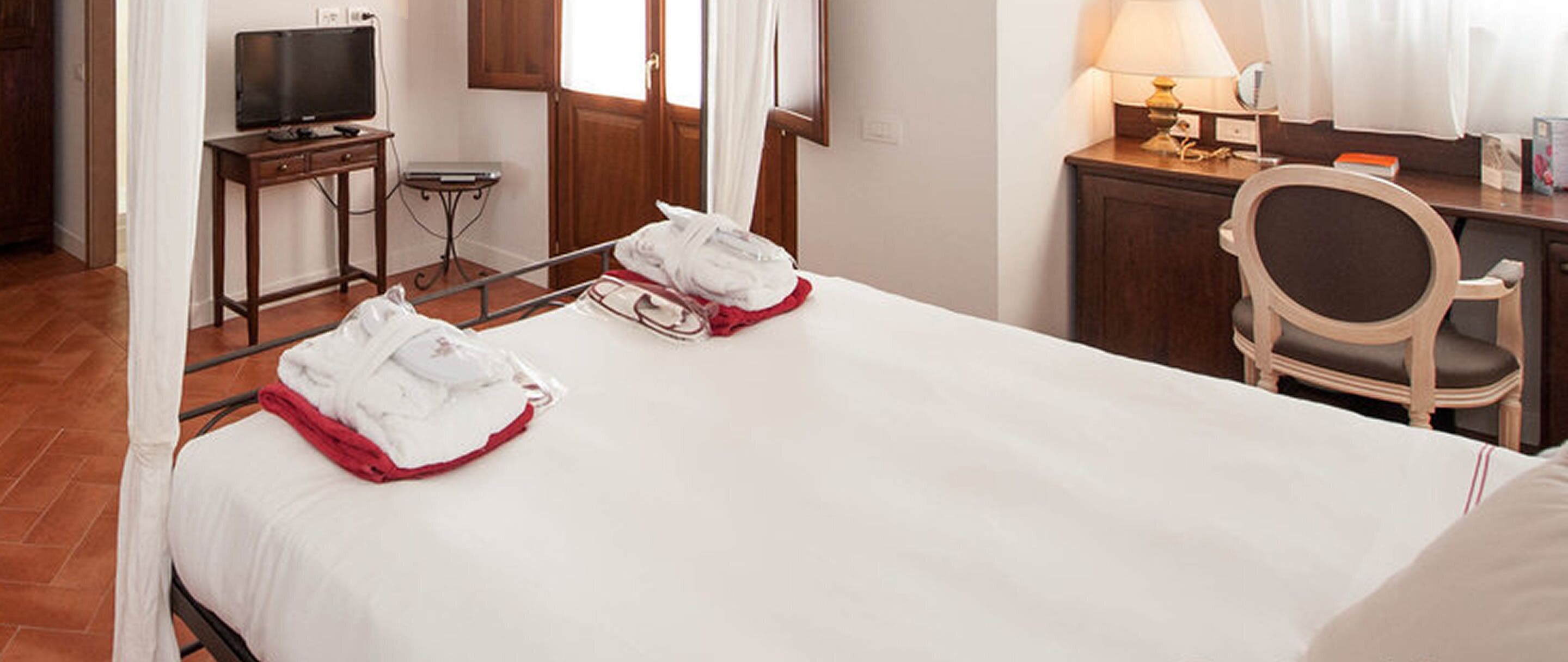 deluxe double room | minibar, in-room safe, desk, soundproofing