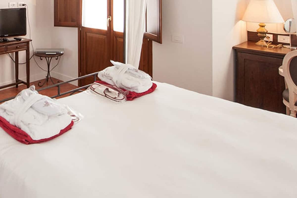 deluxe double room | minibar, in-room safe, desk, soundproofing