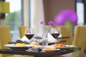 每日供应全套早餐（每人 EUR 15.00）