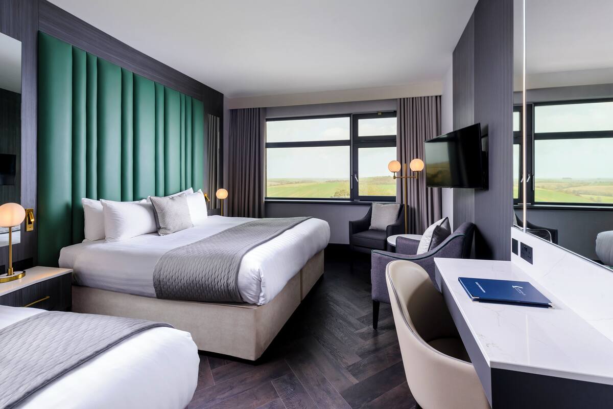 family room | 1 bedroom, egyptian cotton sheets, premium bedding, desk