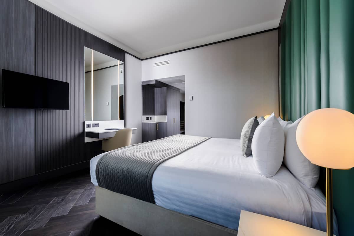 1 bedroom, Egyptian cotton sheets, premium bedding, desk