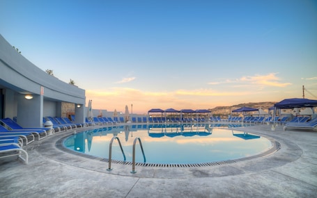 Piscina all'aperto. Ambassador Hotel