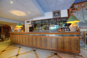 Bar (trong khuôn viên)