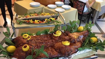 Se sirven desayunos, almuerzos y cenas; cocina regional