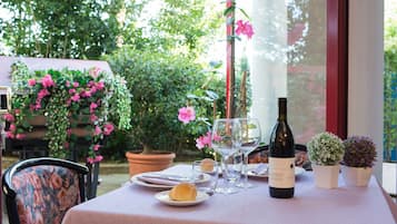 Frühstück, Mittagessen, Abendessen, regionale Küche