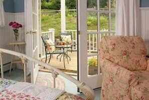 Individually decorated, free WiFi, bed sheets - Deerhill Inn (West Dover)