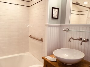 Designer toiletries, bathrobes, towels - Deerhill Inn (West Dover)