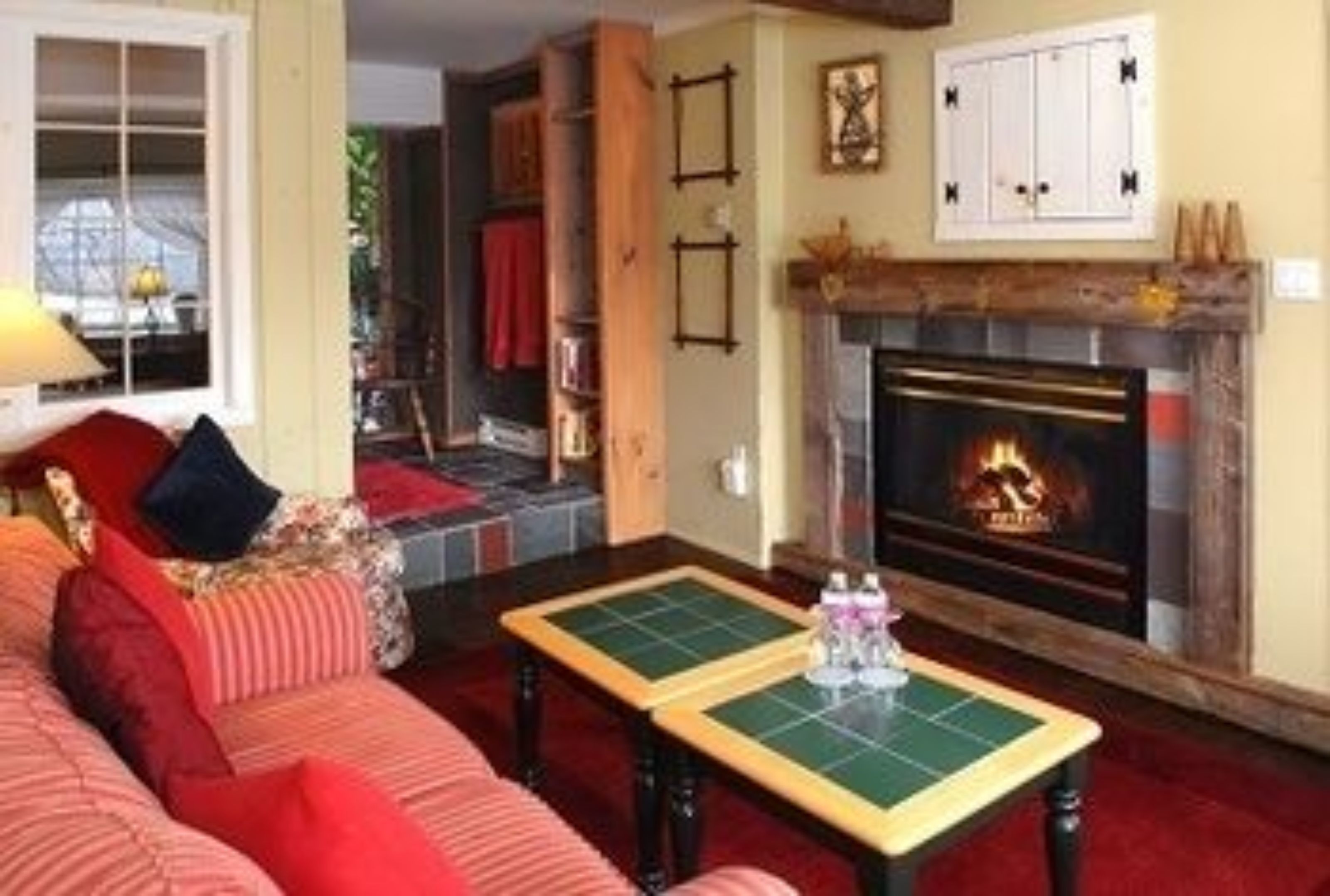 Ein gemütliches Wohnzimmer mit Kamin, einer Couch und einem Couchtisch.