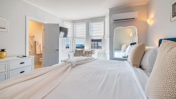 Deluxe Room, 1 King Bed, Private Bathroom, Ocean View (04) King with Private Bath)