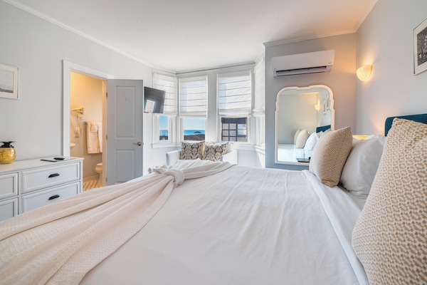 Deluxe Room, 1 King Bed, Private Bathroom, Ocean View (04) King with Private Bath) | 1 bedroom, iron/ironing board, WiFi