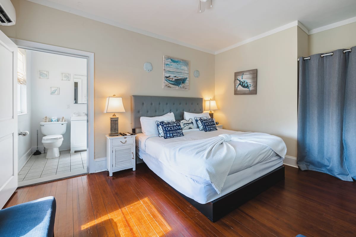 Suite Grand, 1 cama King size, Terraza, vista al jardín | 1 habitación, tabla de planchar con plancha y wifi