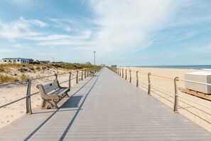 Beach nearby, beach umbrellas, beach towels - Grand Victorian - Spring Lake (Spring Lake)