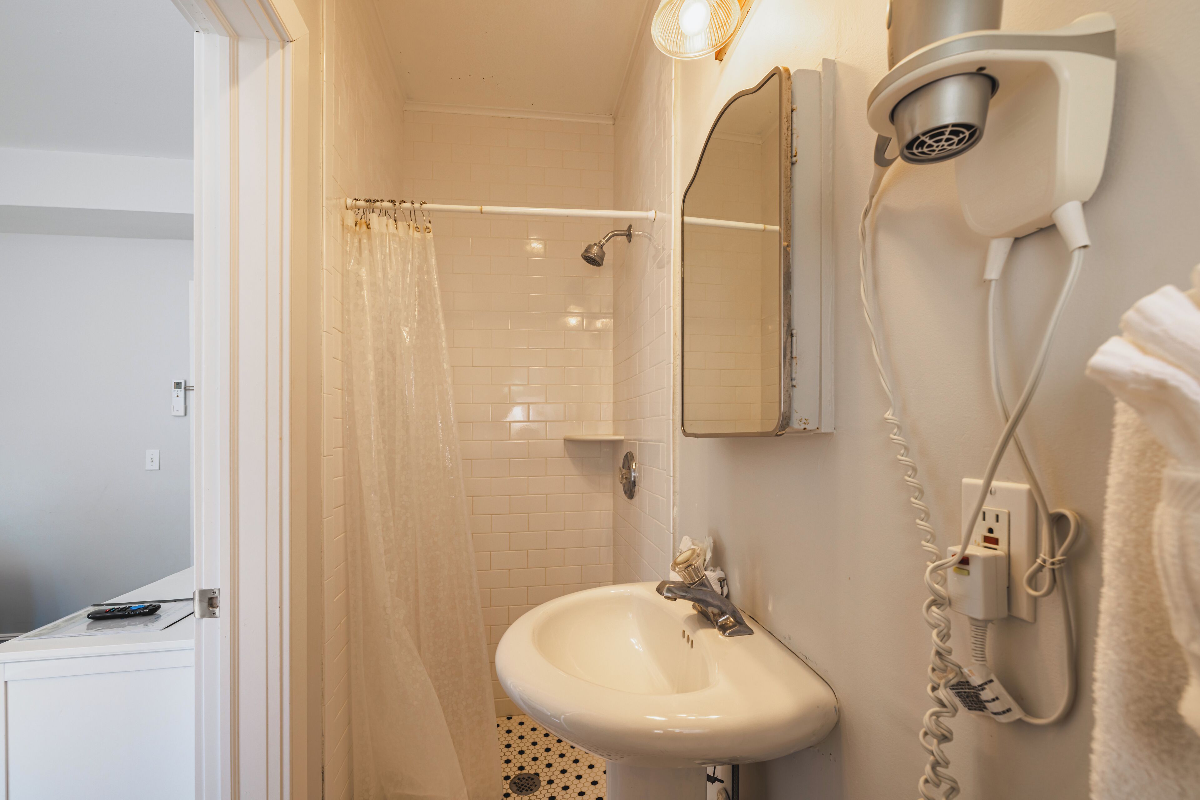 deluxe room, 1 king bed, private bathroom, ocean view (04) king with private bath) | bathroom | free toiletries, hair dryer, towels, soap