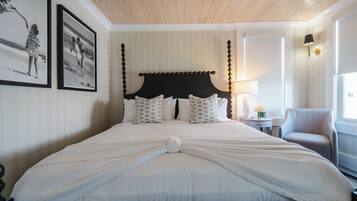 Deluxe Room, 1 King Bed, Private Bathroom, Ocean View (04) King with Private Bath)